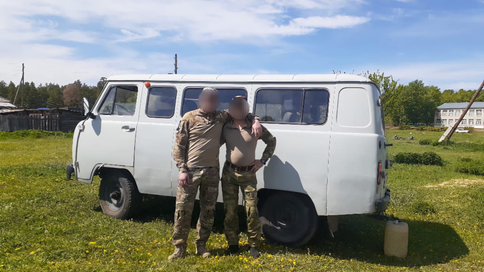 Власти Звериноголовского округа передали автомобиль УАЗ для бойцов СВО.