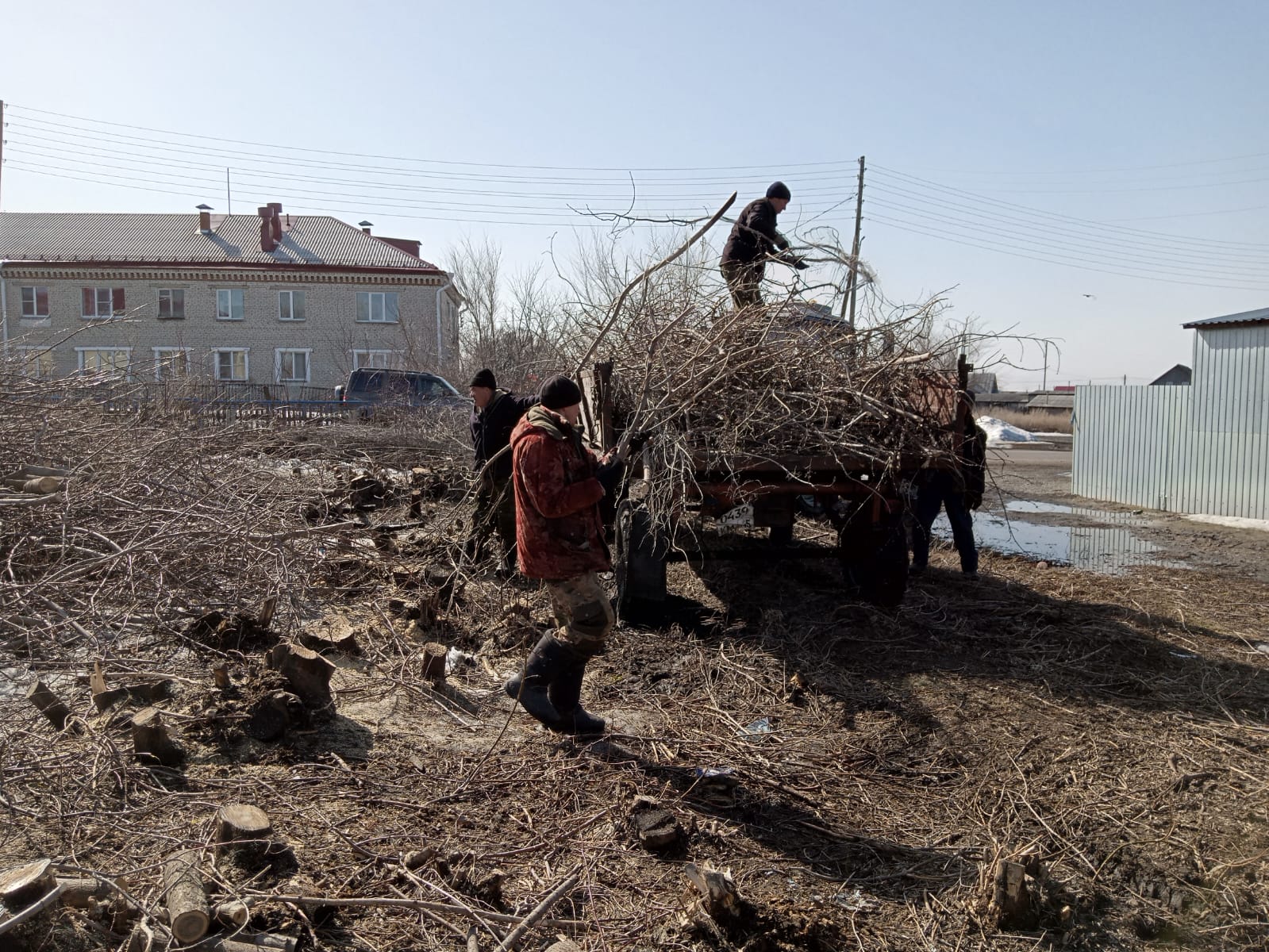 В с. Звериноголовское начались работы по весенней очистке территории.