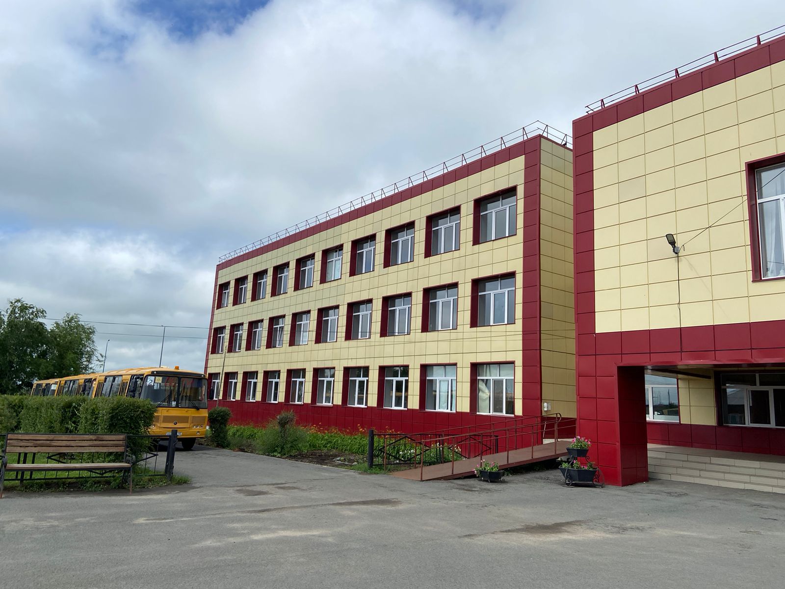 Ремонт школы в селе Звериноголовское продолжается.