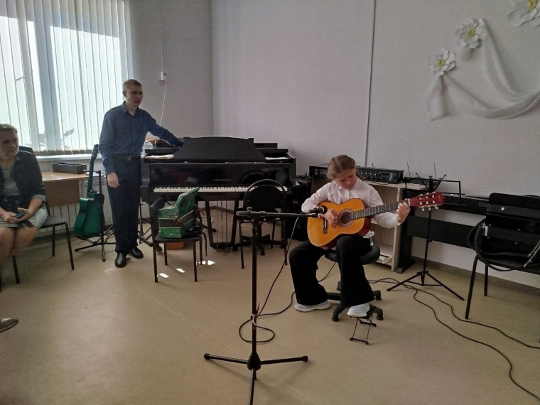 От юных музыкантов - старшему поколению. От юных музыкантов - старшему поколению.