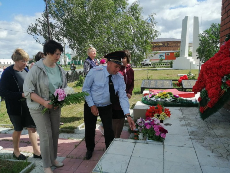 Возложение цветов к памятникам и мемориалам погибшим воинам.