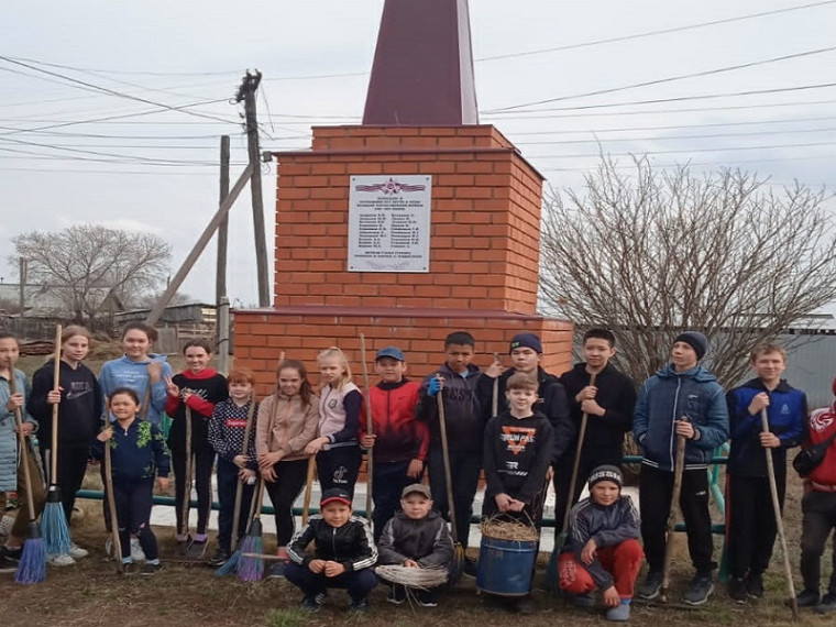 18 апреля  МКОУ «Трудовская СОШ» приняла участие в областной Акции «Обелиск», прошел субботник по благоустройству и уборке  памятника.