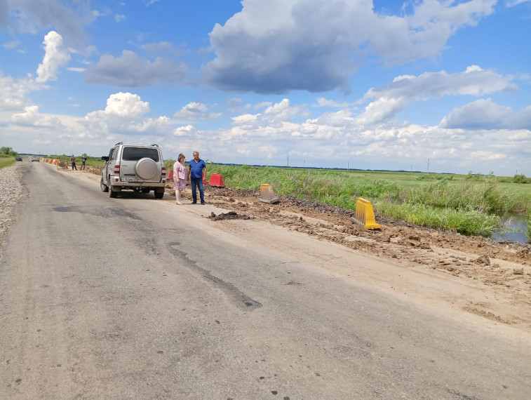 На участке автомобильной дороги Подъезд к санаторию «Сосновая Роща», пострадавшем от паводка, продолжаются восстановительные работы.