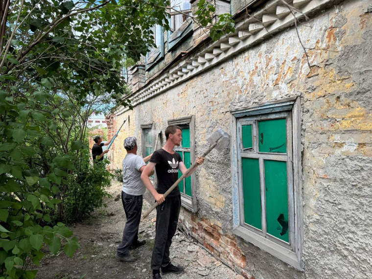 В центре Звериноголовского обновляют старинный купеческий дом.