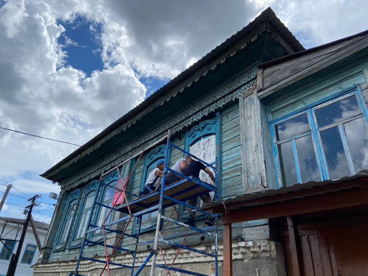 В центре Звериноголовского обновляют старинный купеческий дом.